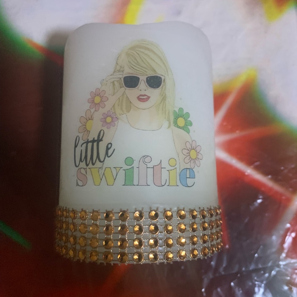 Perfectt gift for all my Taylor Swift fans. Personalized flameless candles!